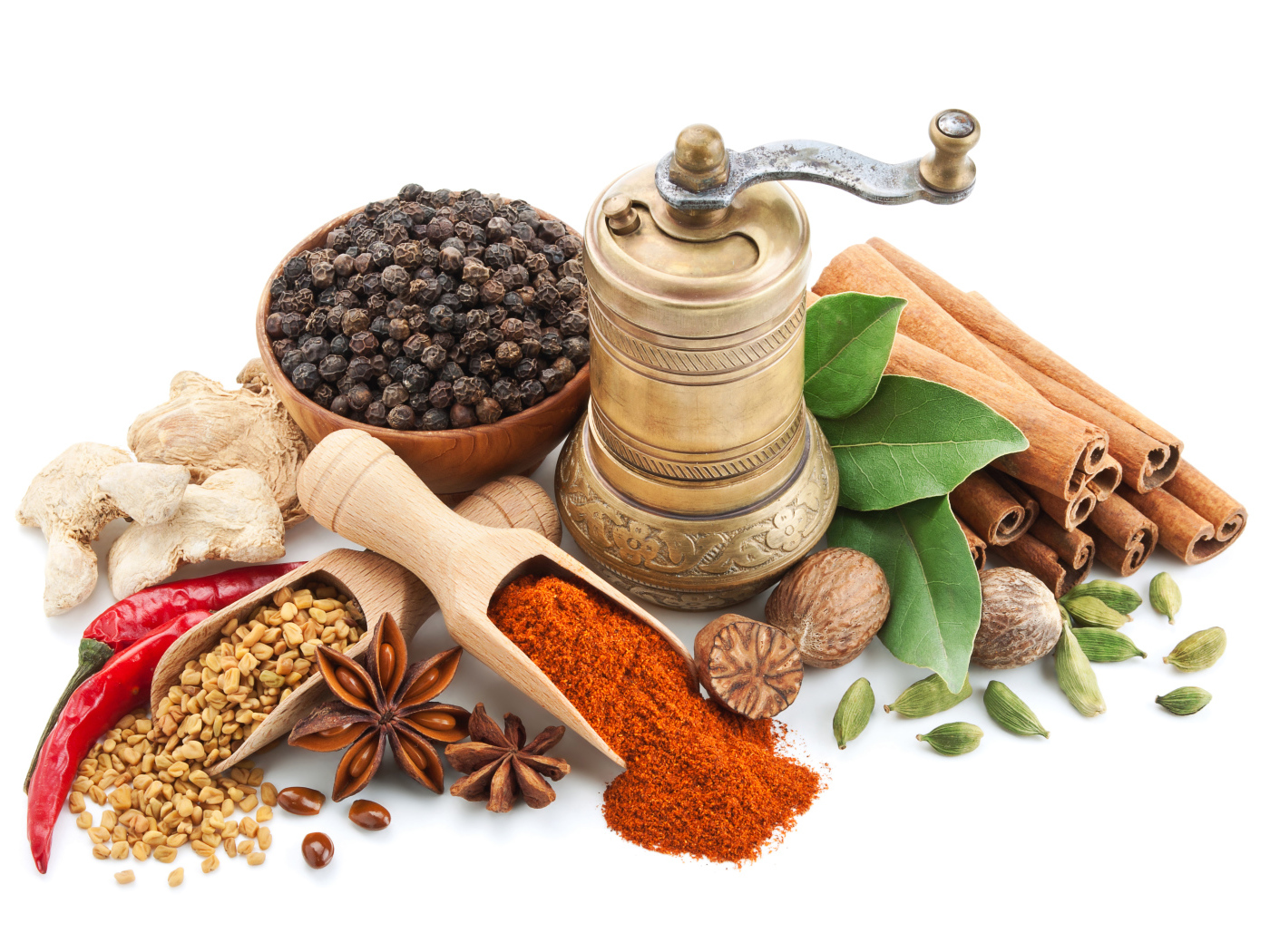 Пряные специи на столе с мельницей на белом фоне