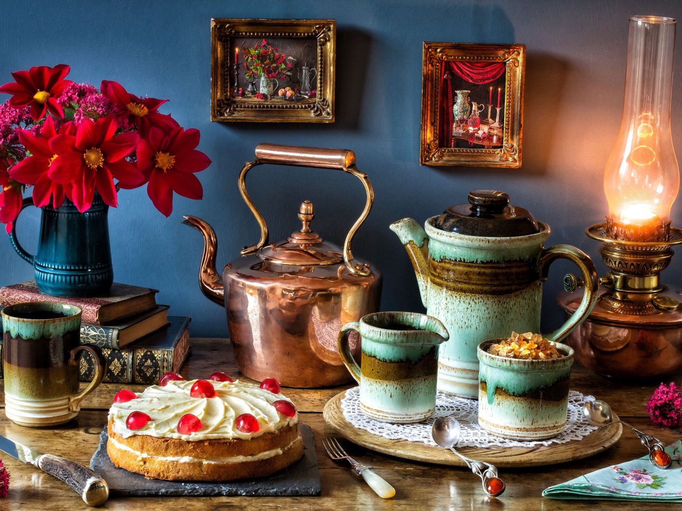 Натюрморт на столе с керосиновой лампой 