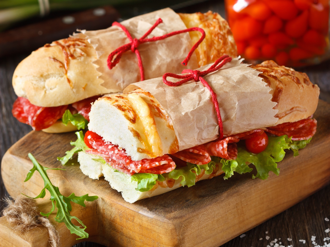 Два огромных бутерброда с колбасой и листьями салата