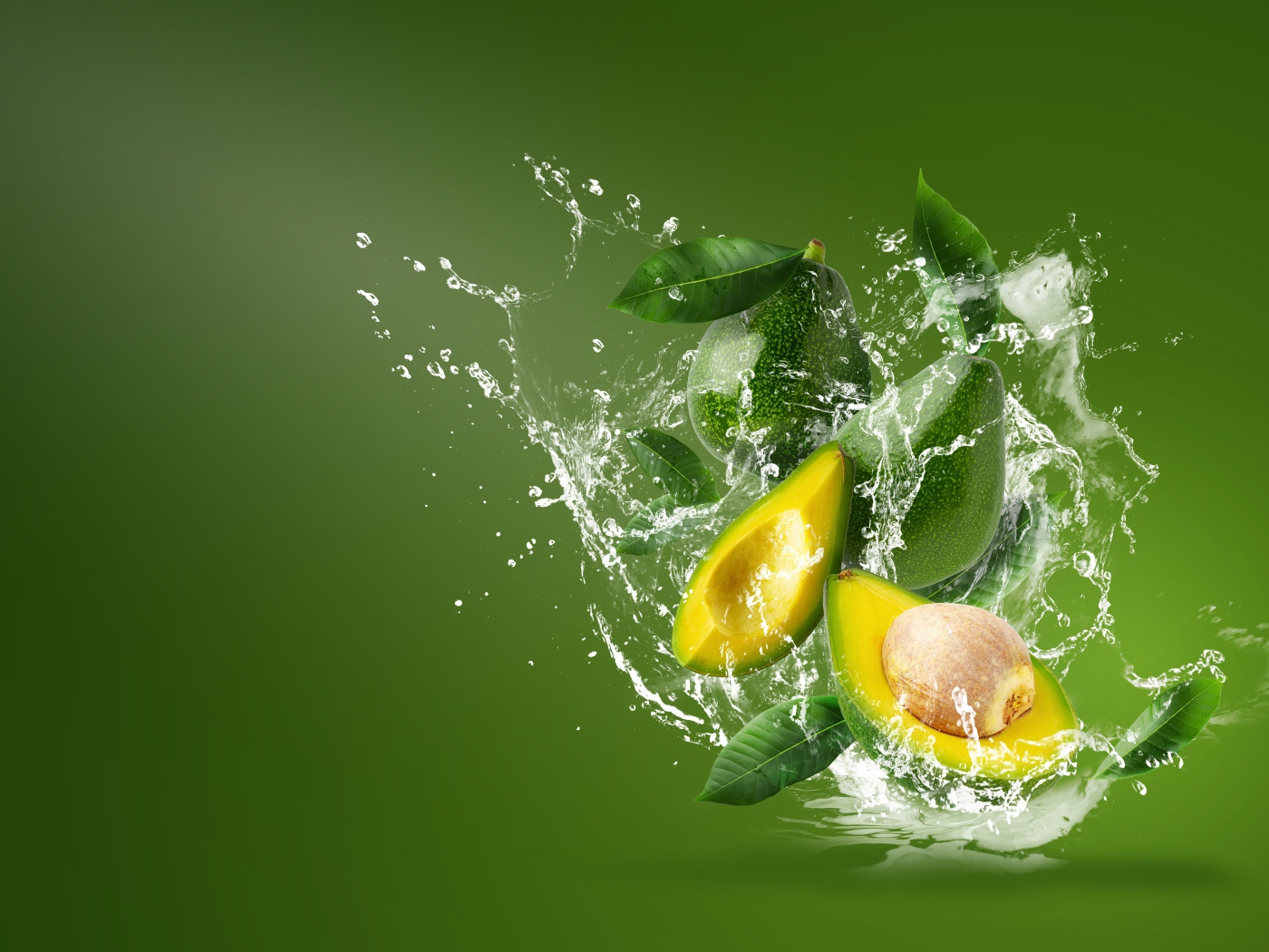 Авокадо в воде на зеленом фоне