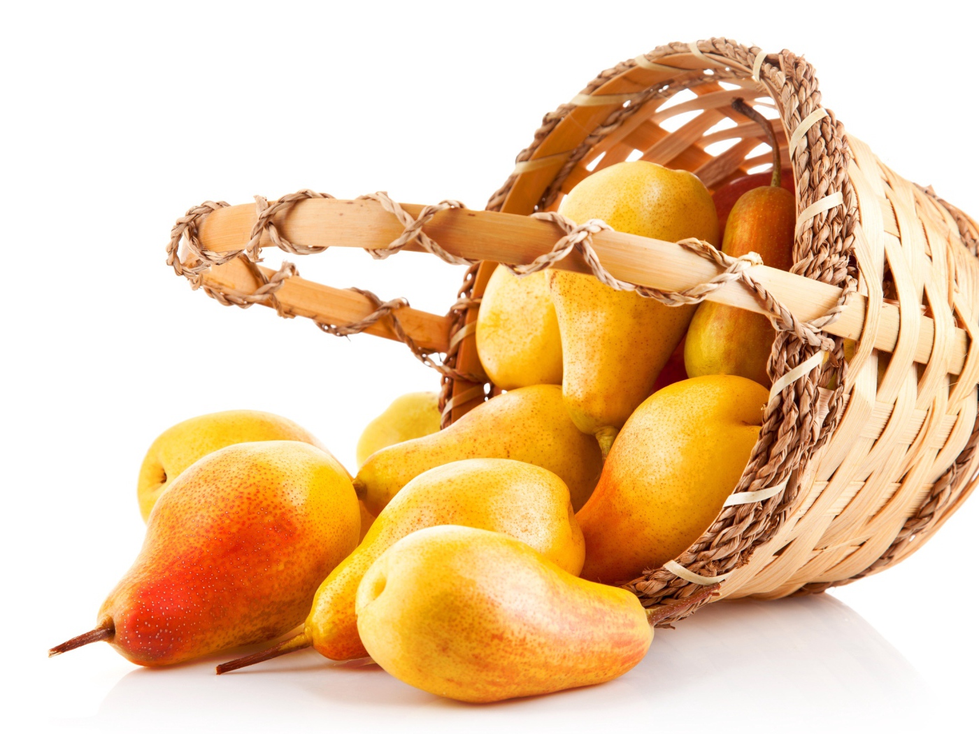 Красивые аппетитные желтые груши в корзине на белом фоне