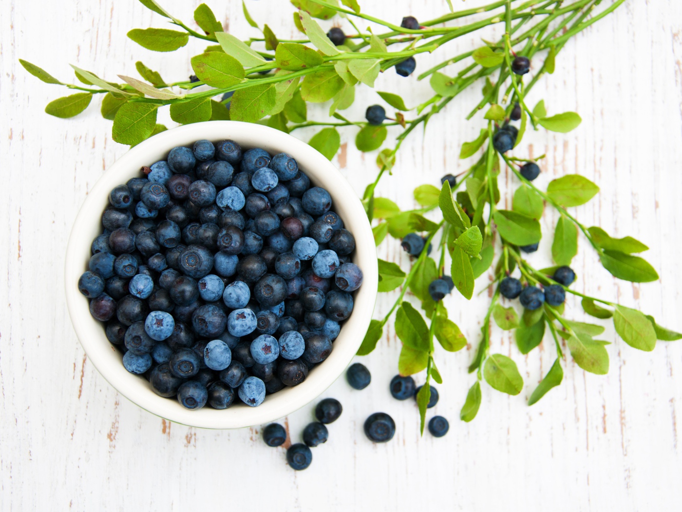 Свежие ягоды черники на столе с ветками