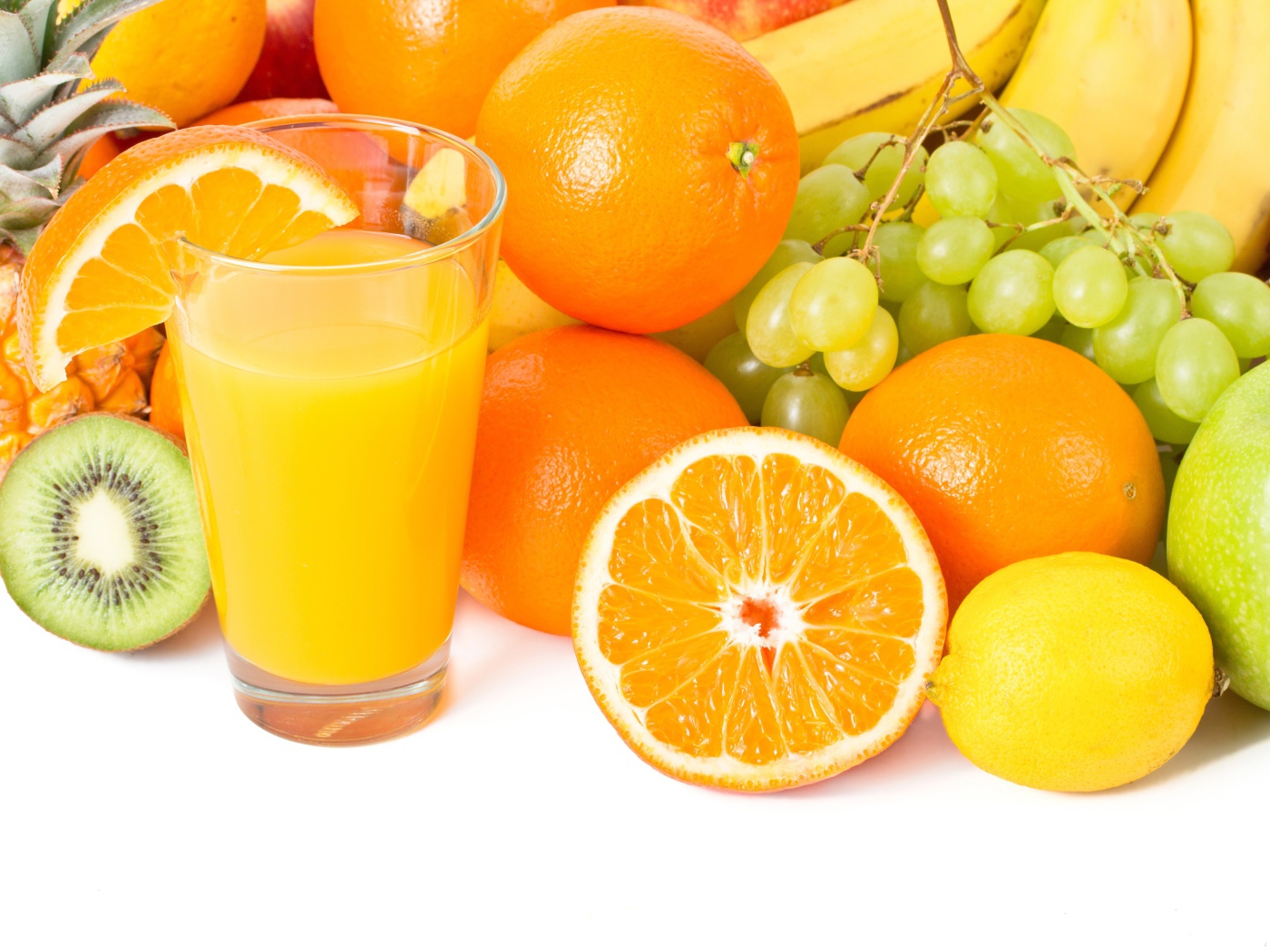 Свежие сочные фрукты на белом фоне со стаканом сока