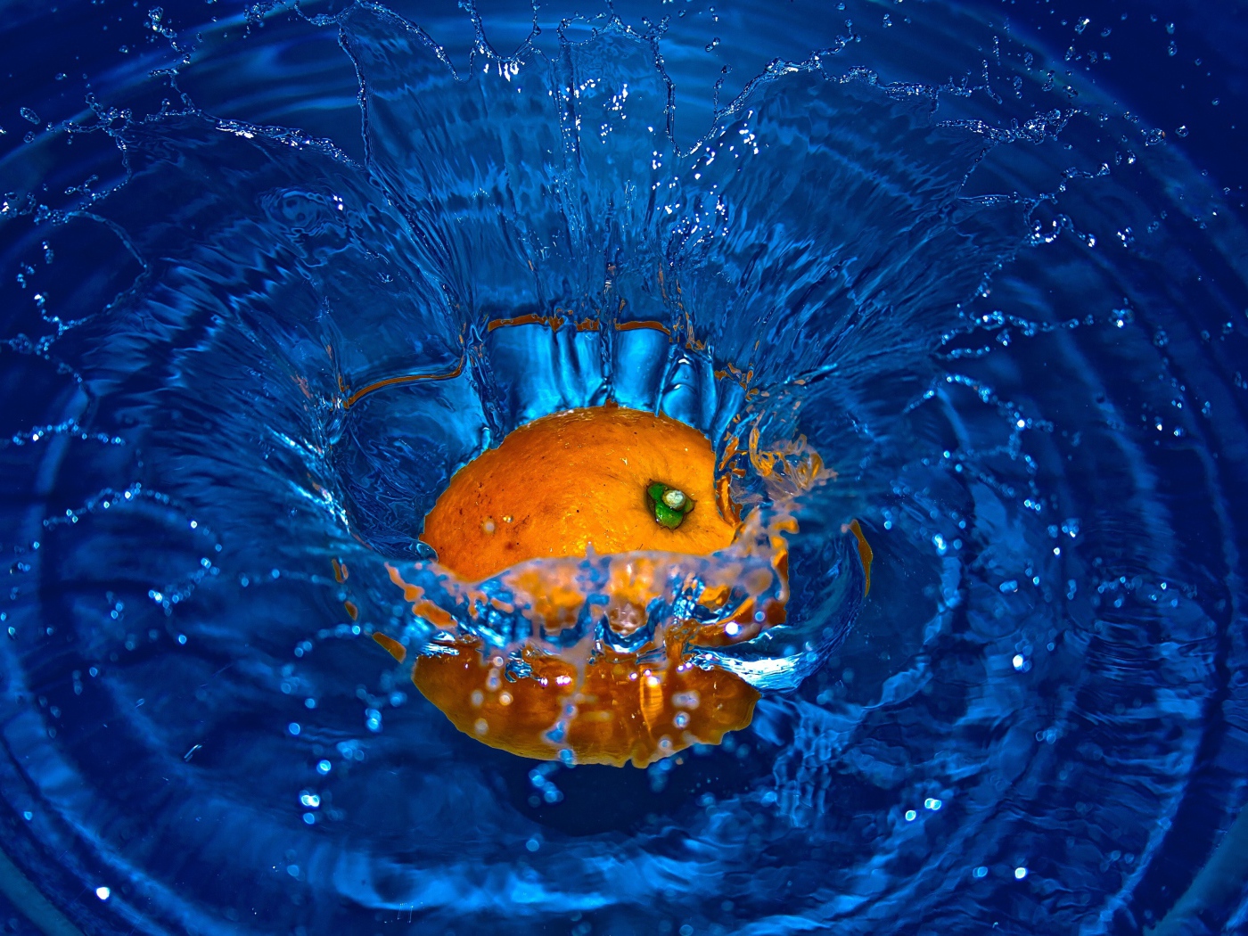 Оранжевый апельсин упал в воду 