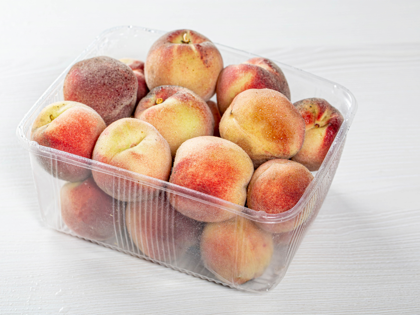 Персики с пластиковом контейнере 
