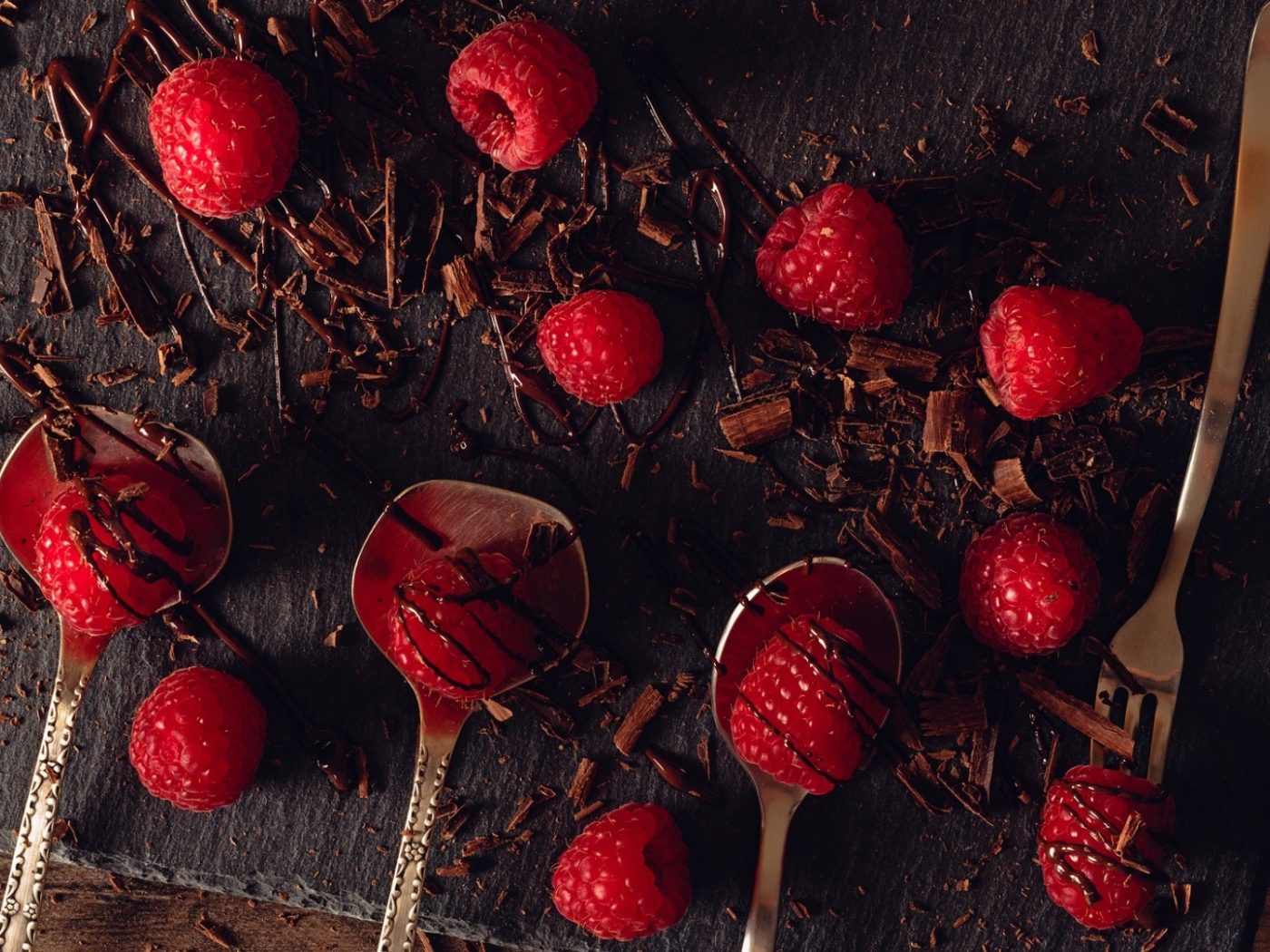 Малина на столе с шоколадной стружкой 