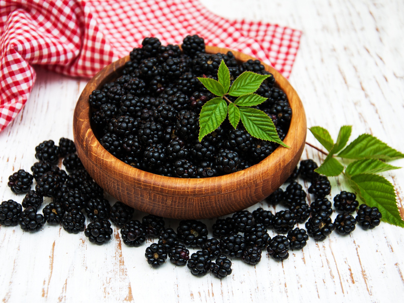 Спелая черника в деревянной миске на столе