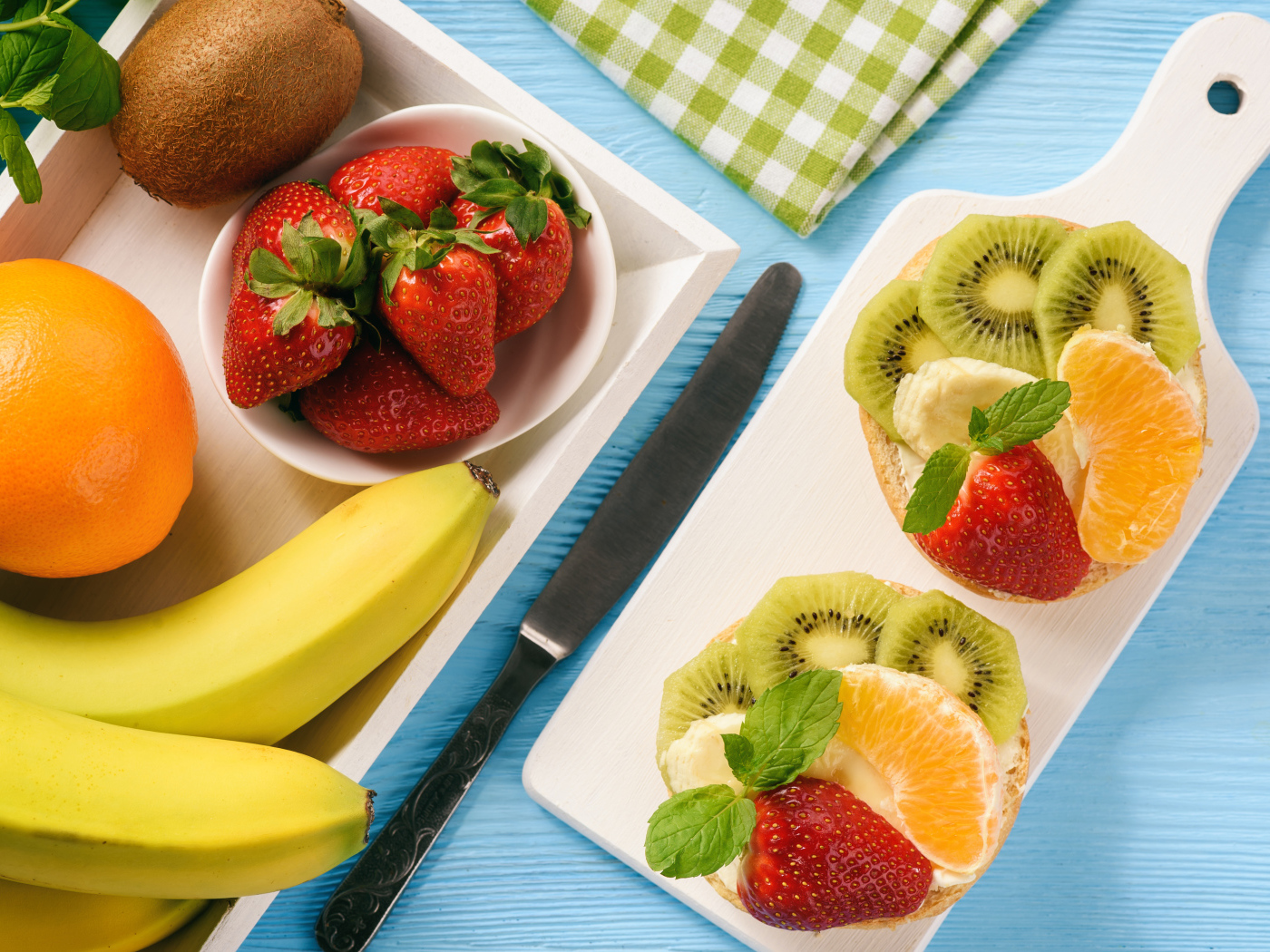 Бутерброды с фруктами на столе на завтрак