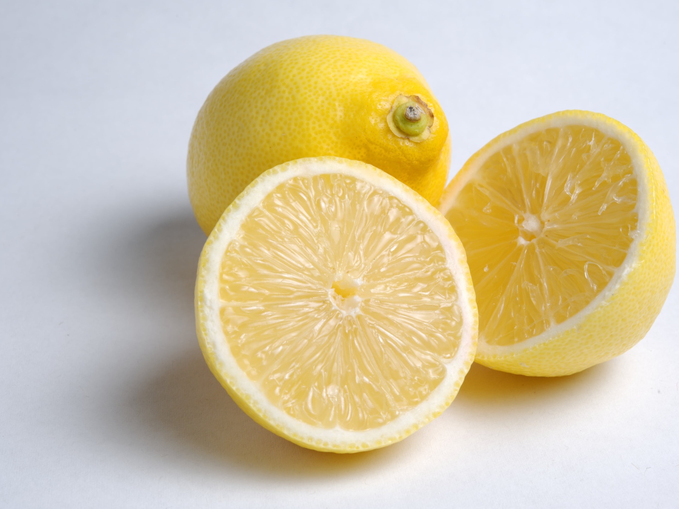 Желтые кислые лимоны на сером фоне
