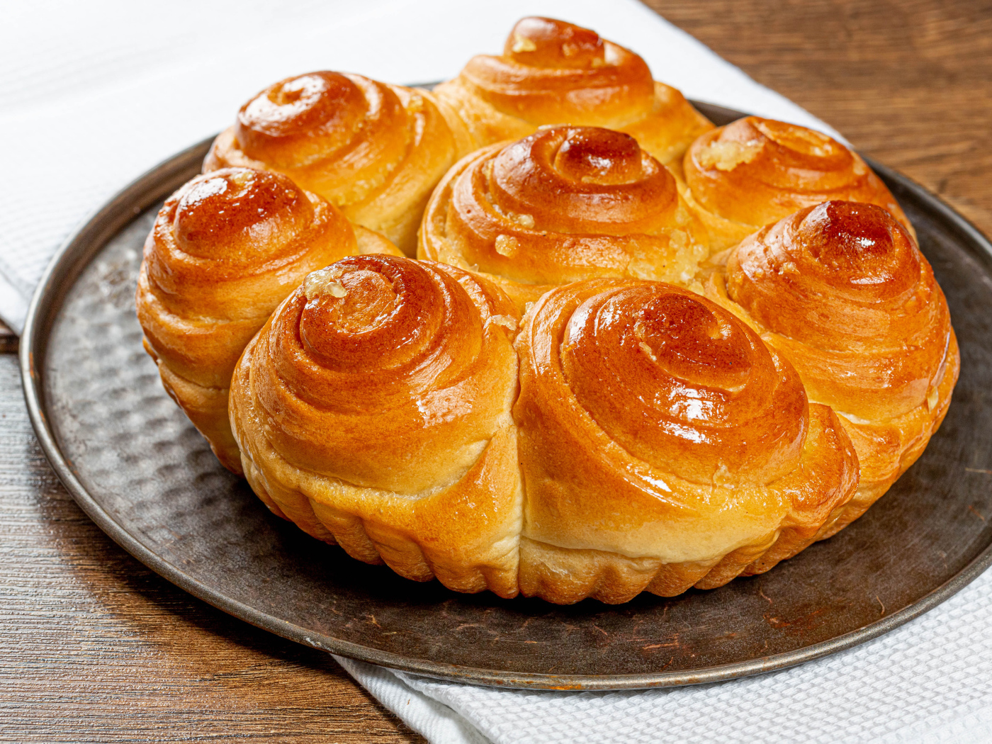 Аппетитные свежие булочки на столе