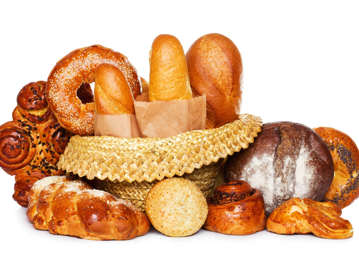 Свежие хлебобулочные изделия на столе на белом фоне 