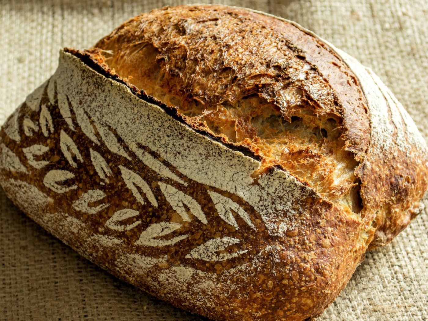 Свежий красивый хлеб с рисунком