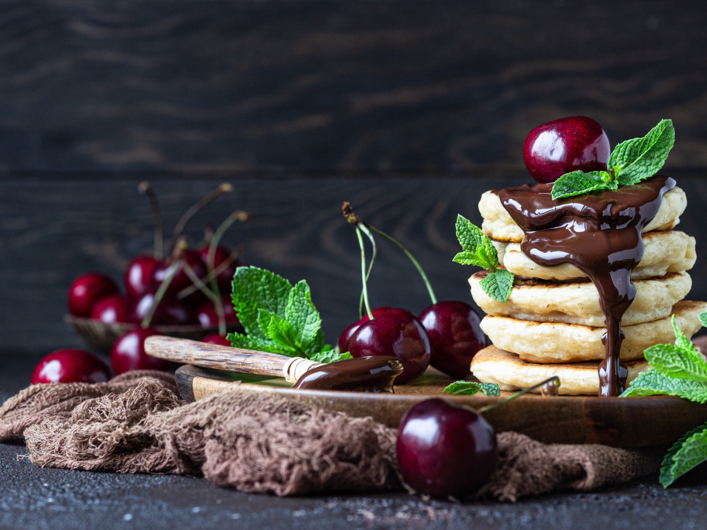 Оладьи с шоколадом и ягодами черешни 