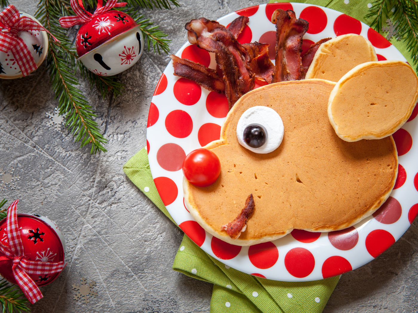 Оладьи на тарелке с беконом на новый год 