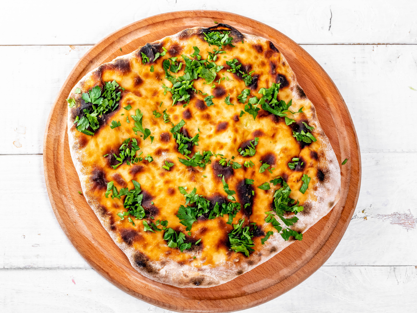 Пирог с сыром и зеленью на доске 