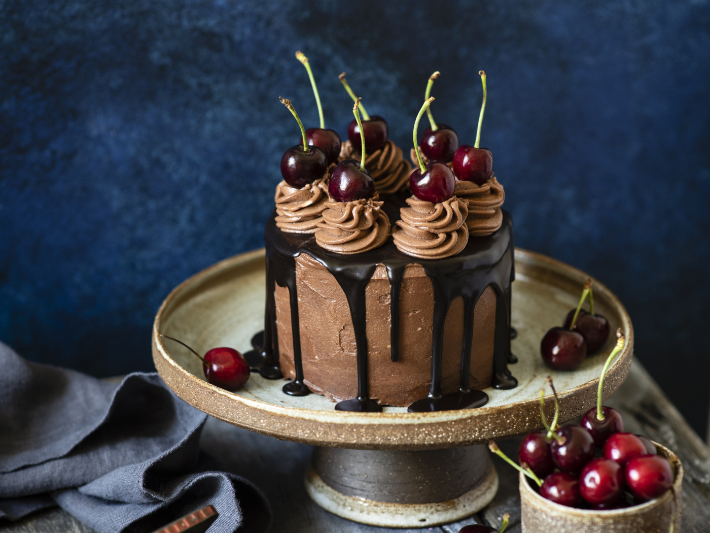 Аппетитный торт с кремом, шоколадом и черешней