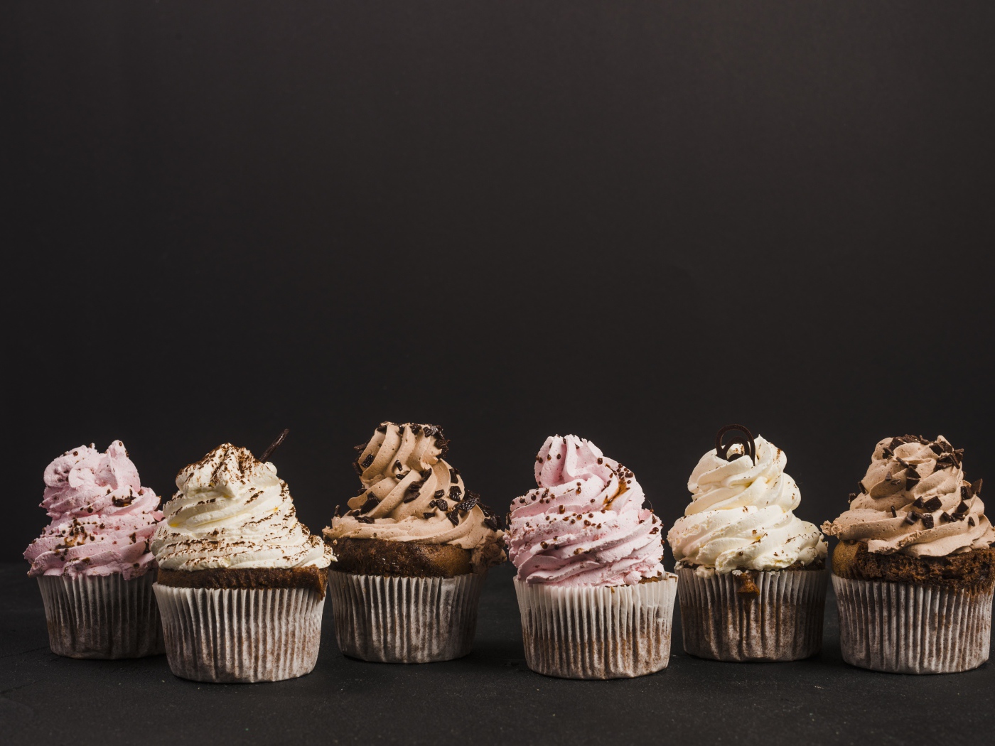 Аппетитные кексы с кремом на сером фоне