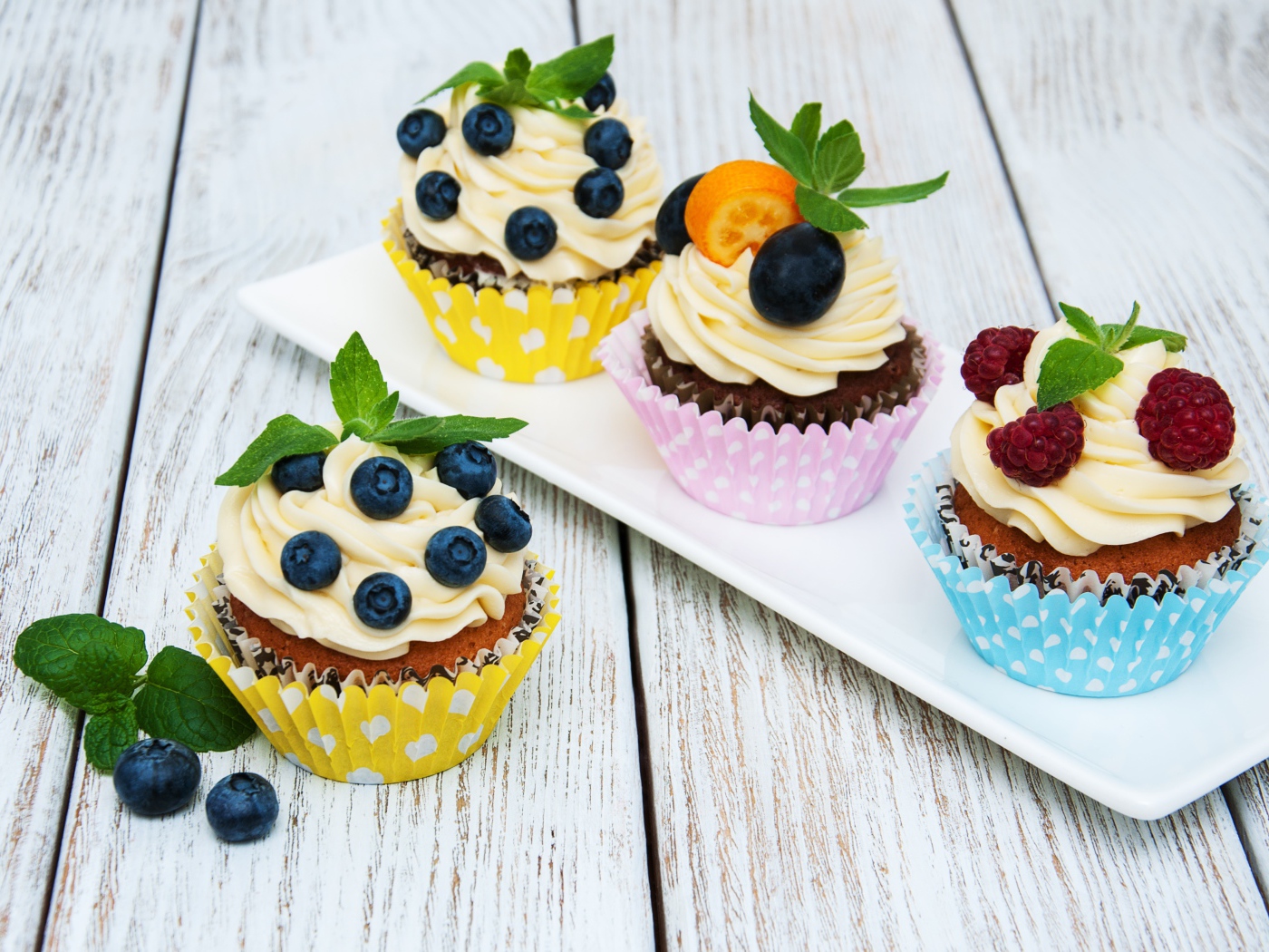 Аппетитные сладкие кексы с ягодами и сливочным кремом