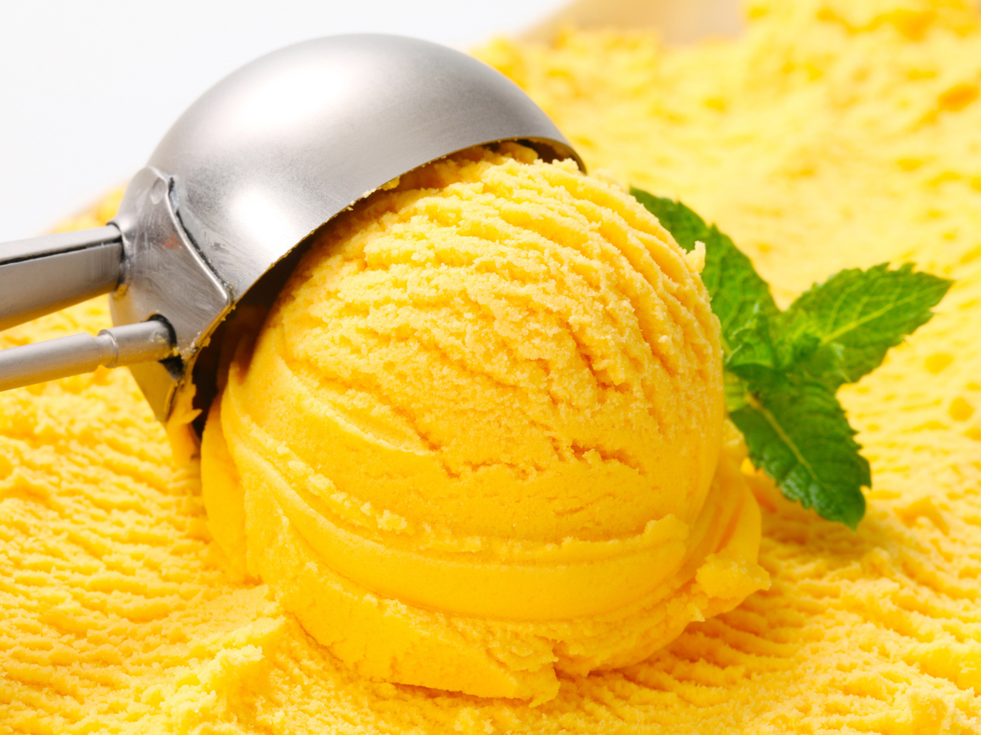 Шарик апельсинового мороженого с мятой 