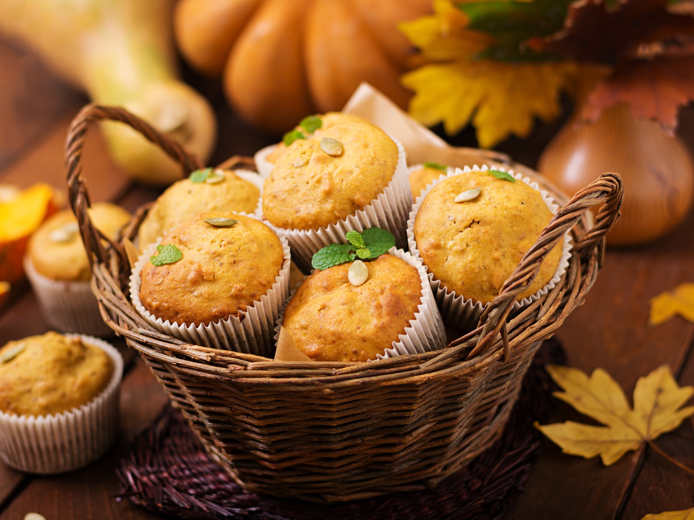 Корзина с кексами на столе осенью 