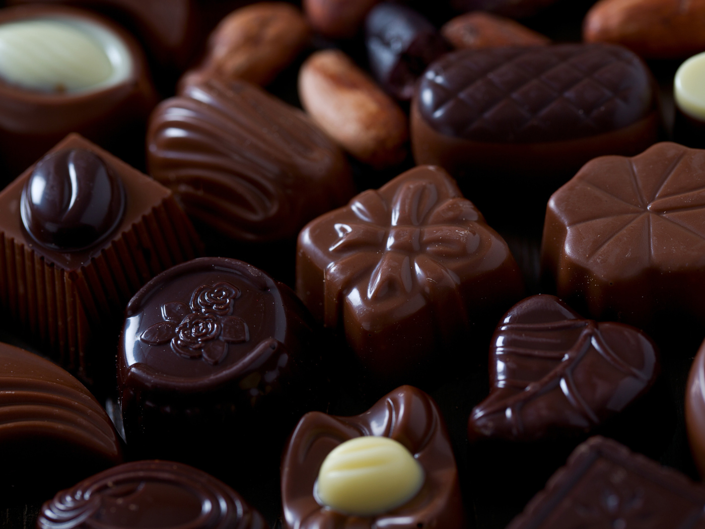 Красивые шоколадные конфеты ассорти крупным планом