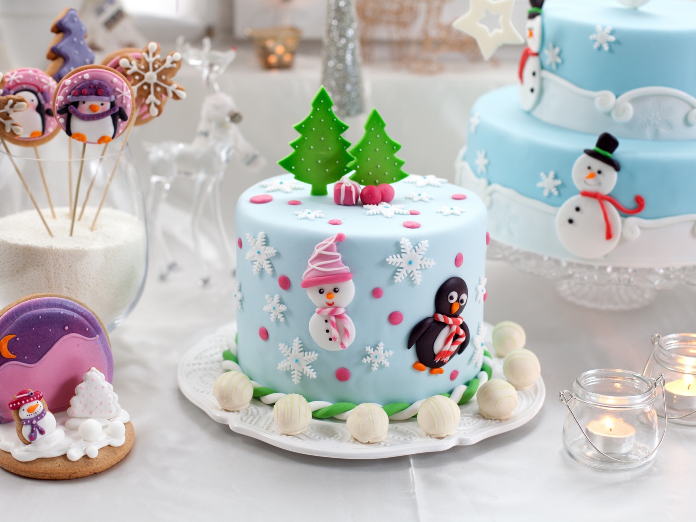 Красивые торты на столе на Новый год 