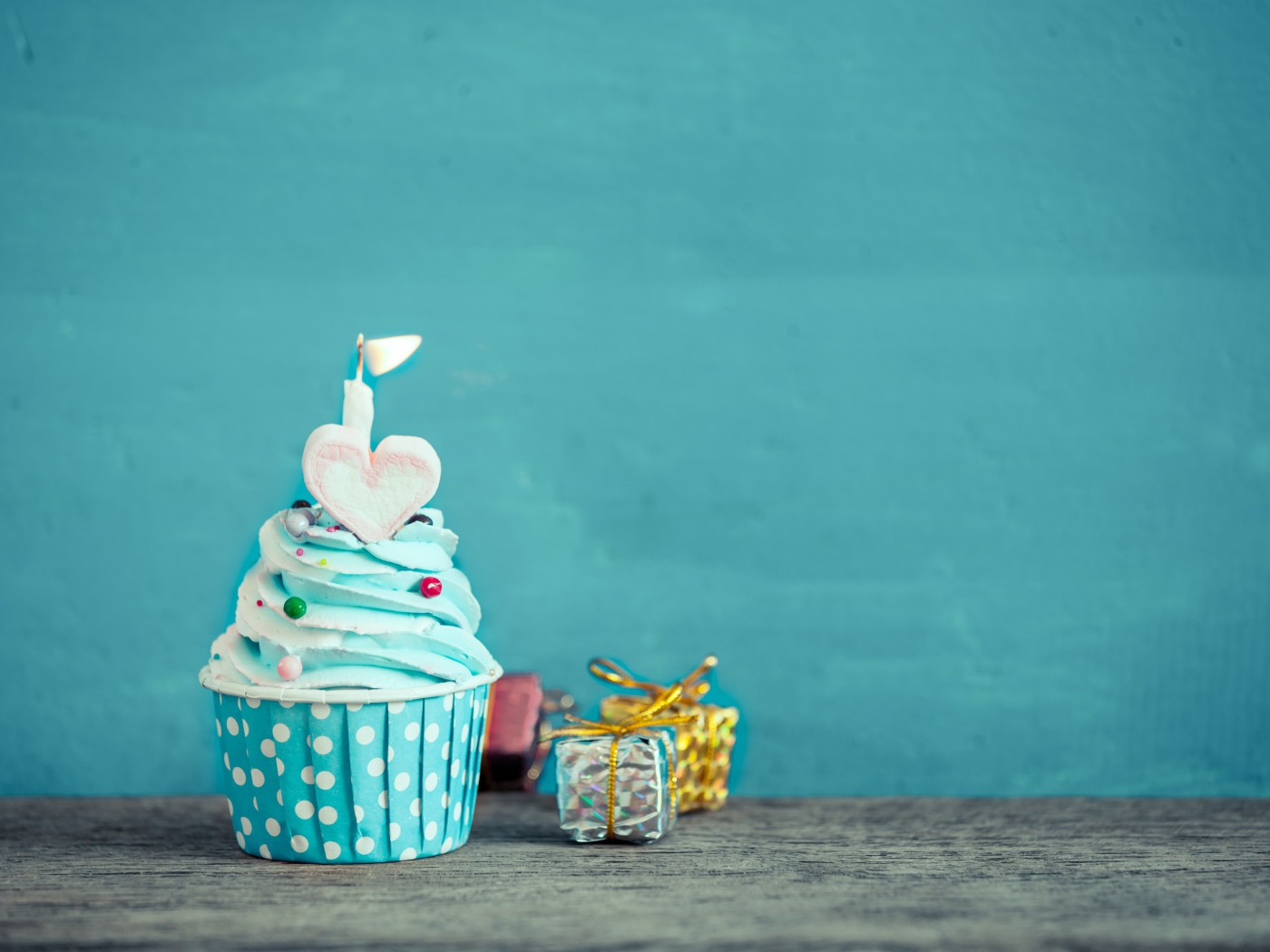 Капкейк с голубым кремом и маленькими подарками