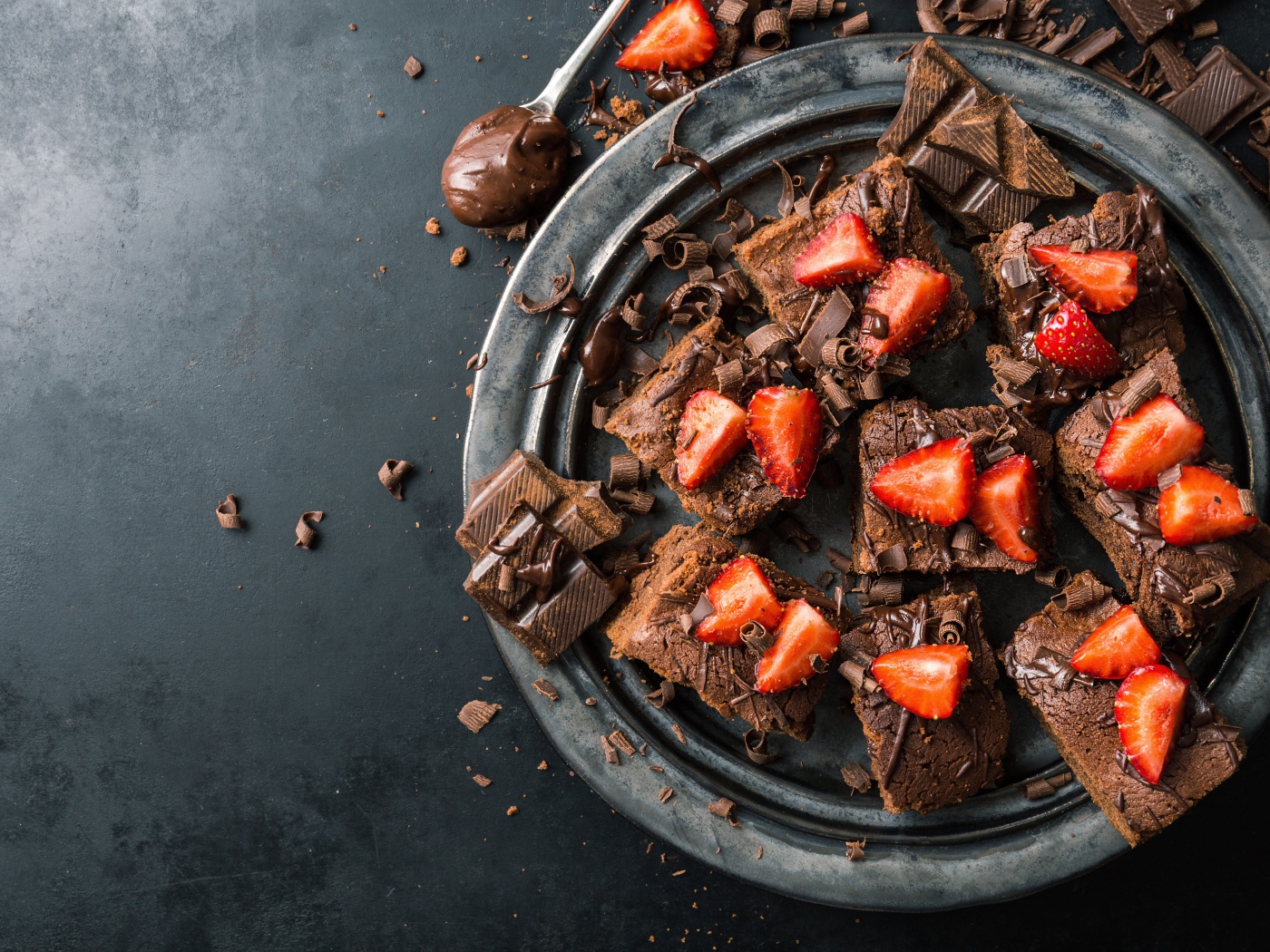 Десерт брауни с шоколадом и клубникой