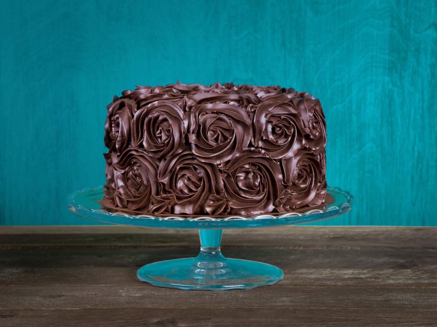 Шоколадный торт на стеклянном подносе на столе