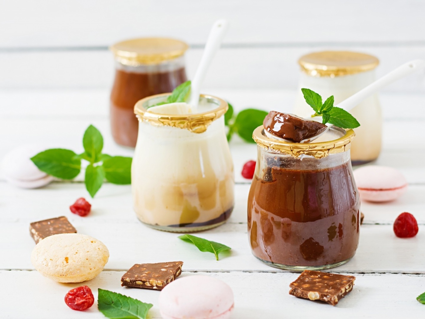 Шоколадная паста в баночках на столе 