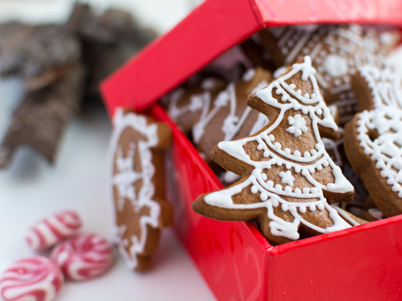 Печенье елочки в красной коробке 