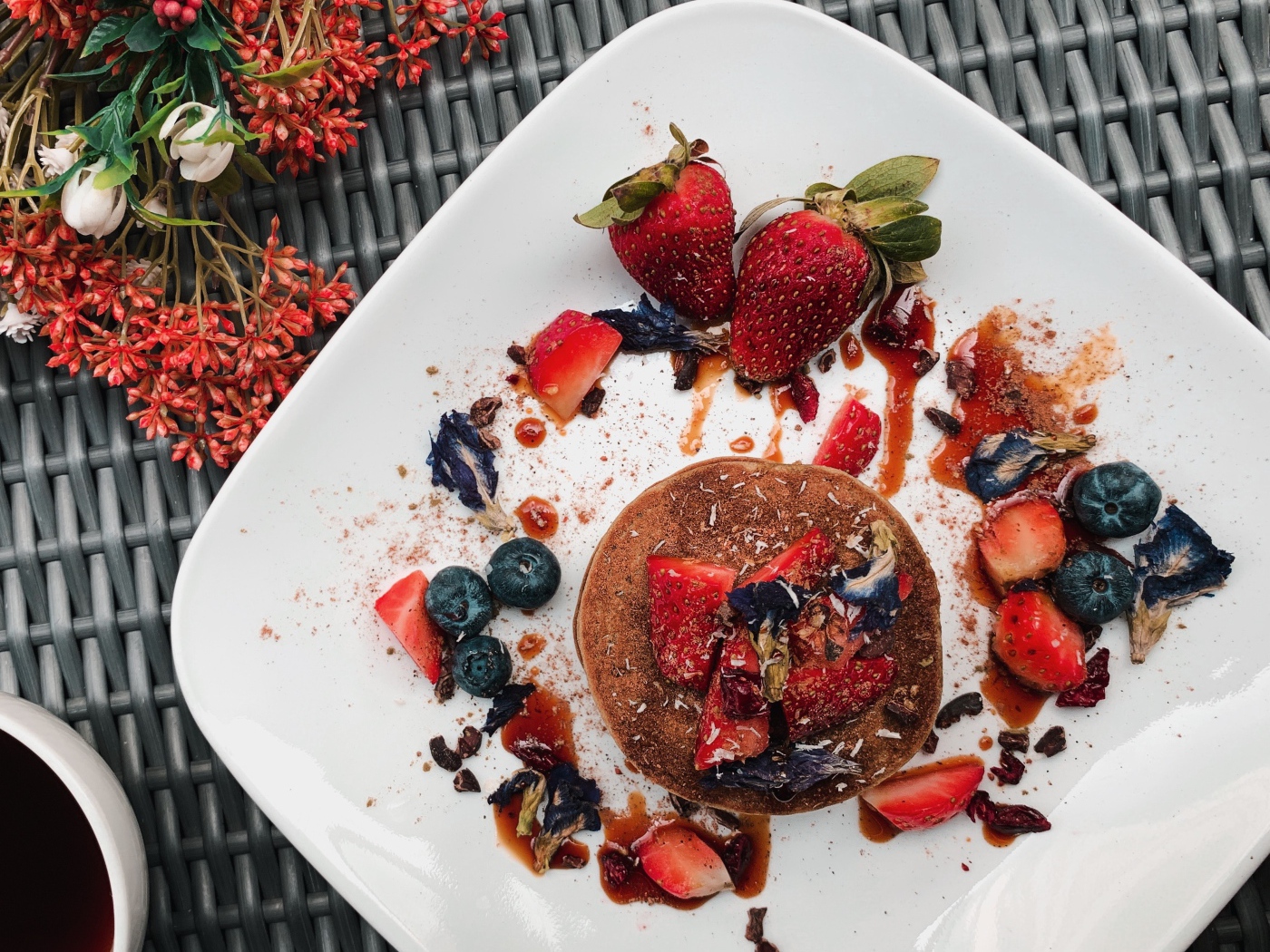 Десерт на белой тарелке с ягодами 