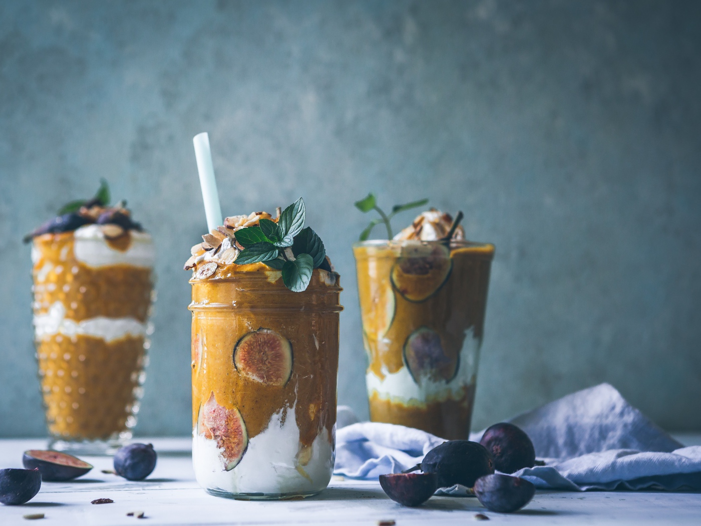 Десерт с плодами инжира на сером фоне