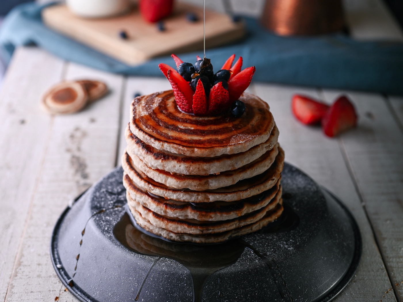 Оладьи с медом и ягодами черники и клубники 
