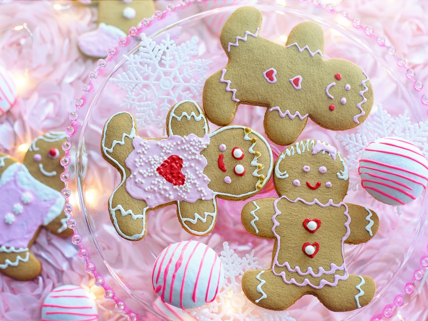 Забавное печенье в форме человечков с глазурью 