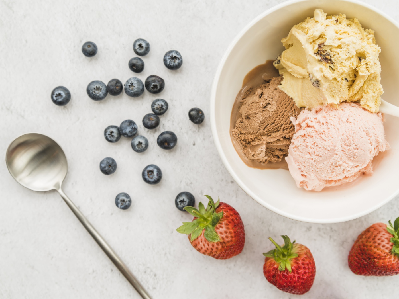 Мороженое на столе ягодами черники и клубники