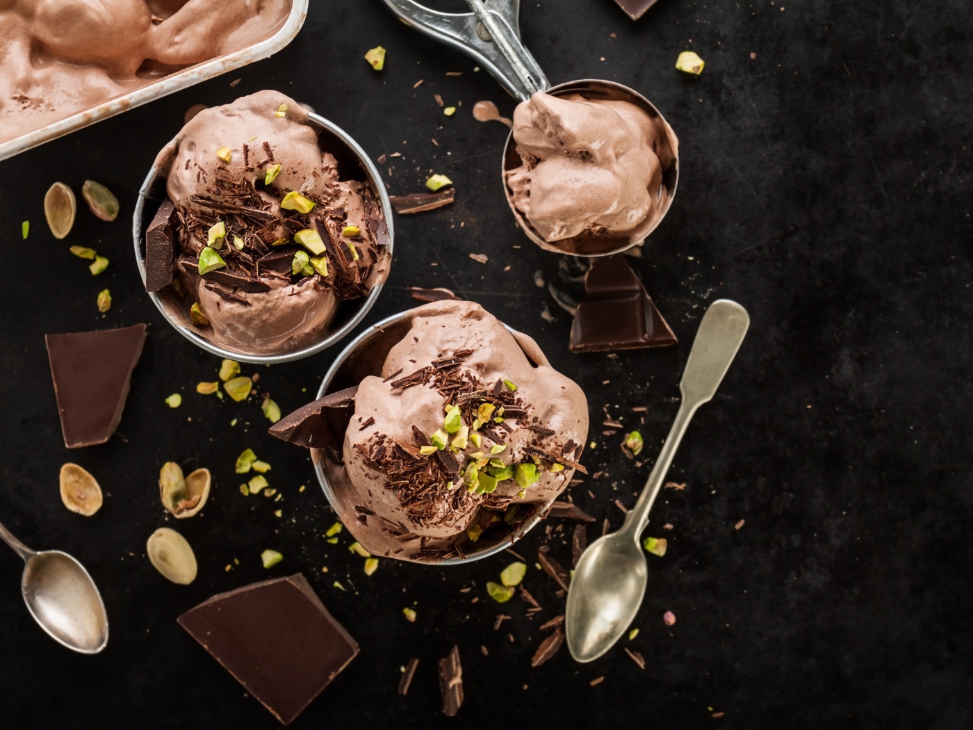 Мороженое с шоколадом и фисташками на столе