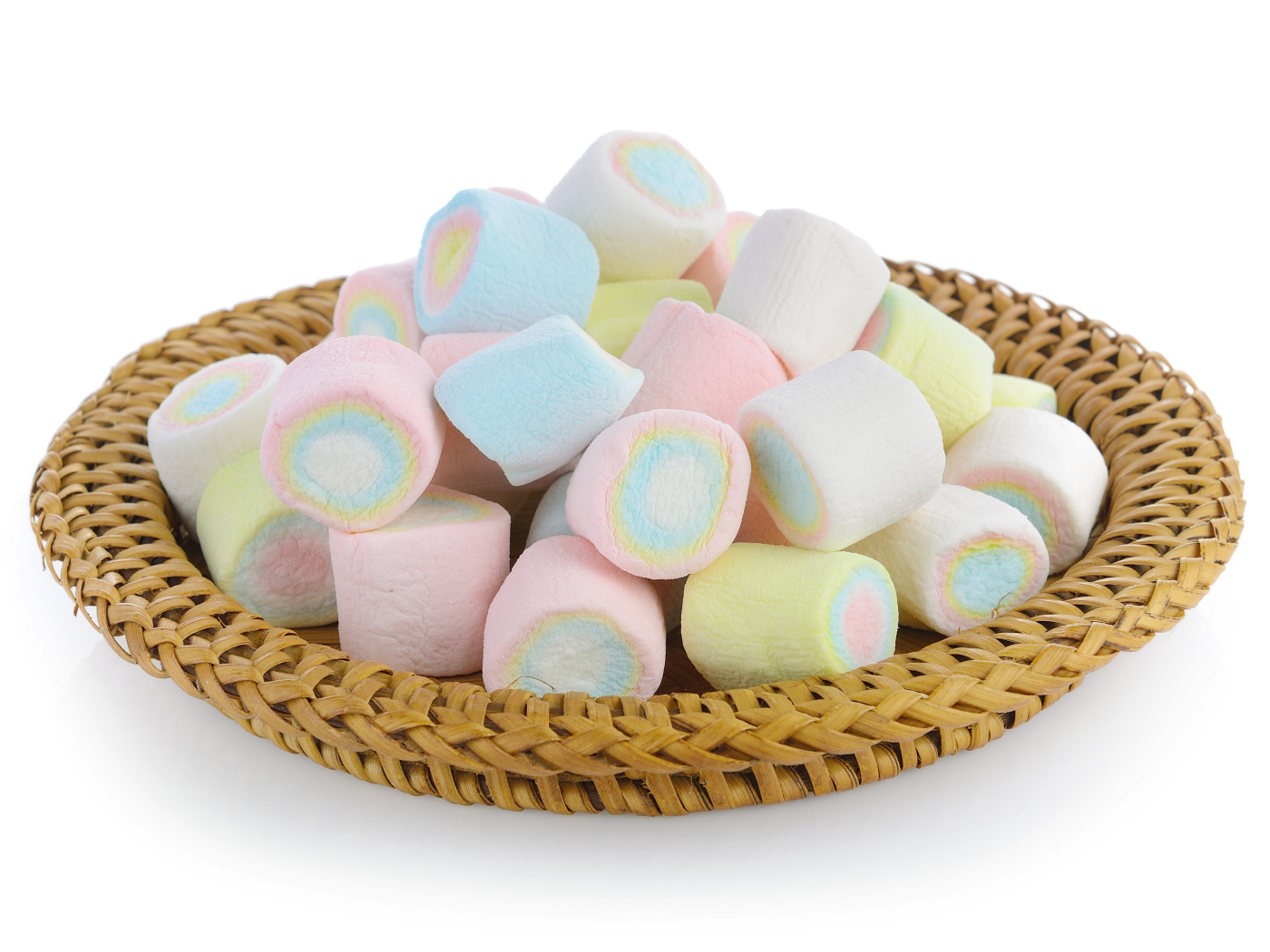 Маршмеллоу в корзинке на белом фоне