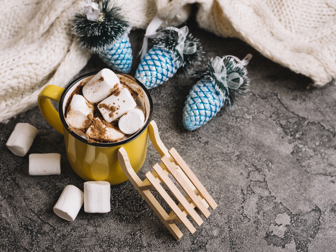 Кружка с маршмеллоу и игрушками 