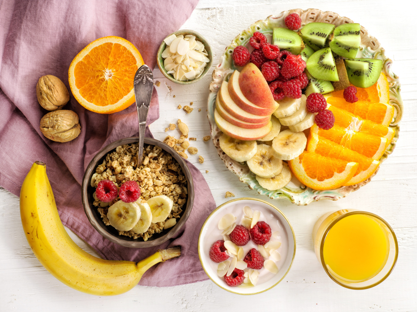 Мюсли на столе фруктами и соком к завтраку
