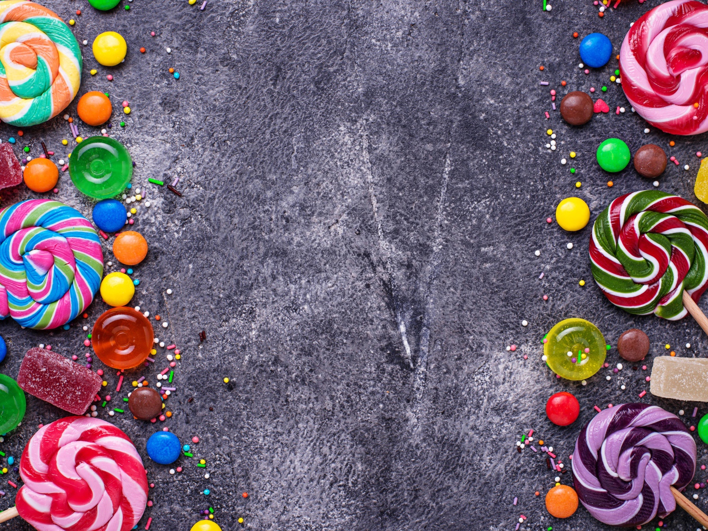 Разноцветные конфеты на сером фоне