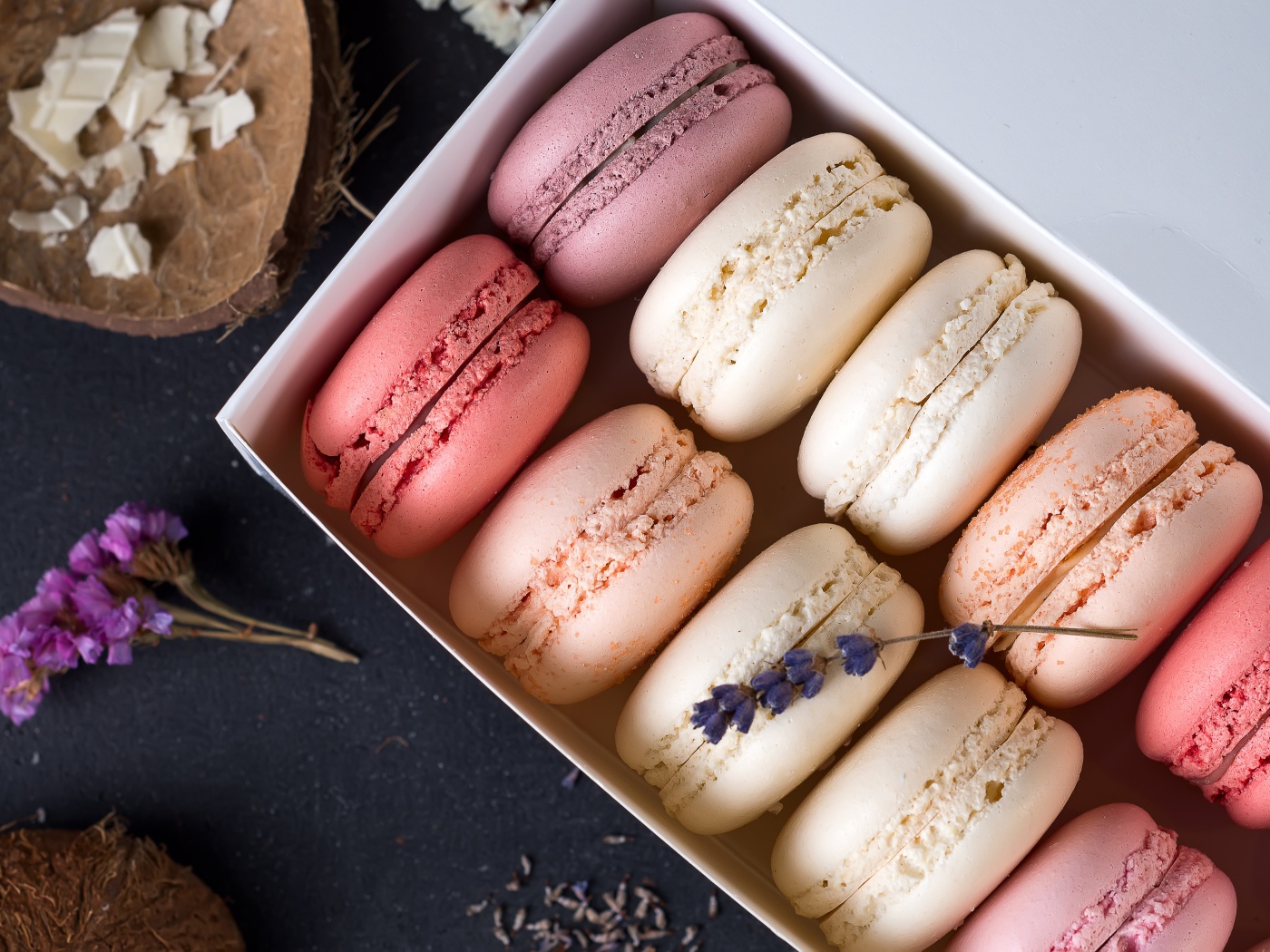 Разноцветный десерт макарон в коробке на столе