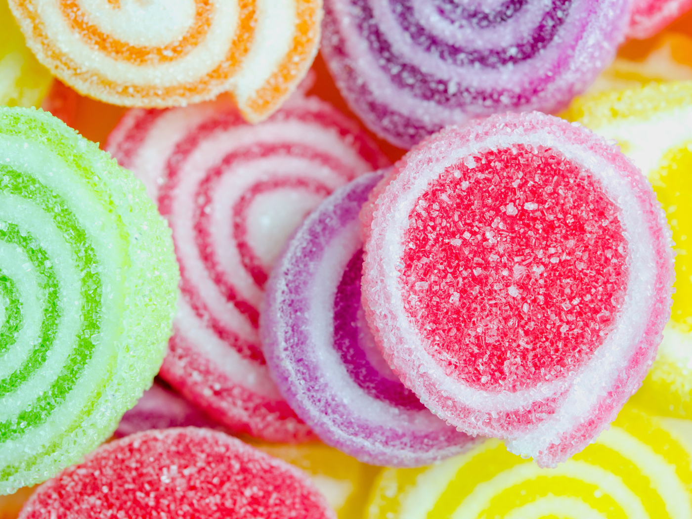 Разноцветный мармелад в сахаре крупным планом