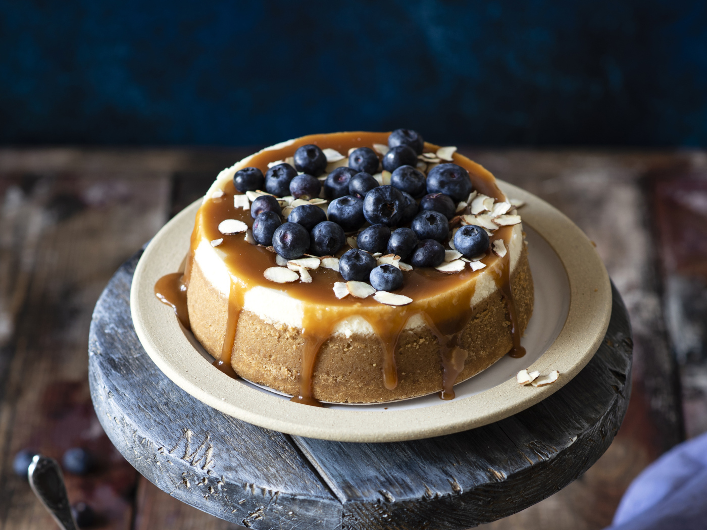 Пирог с карамелью и ягодами черники