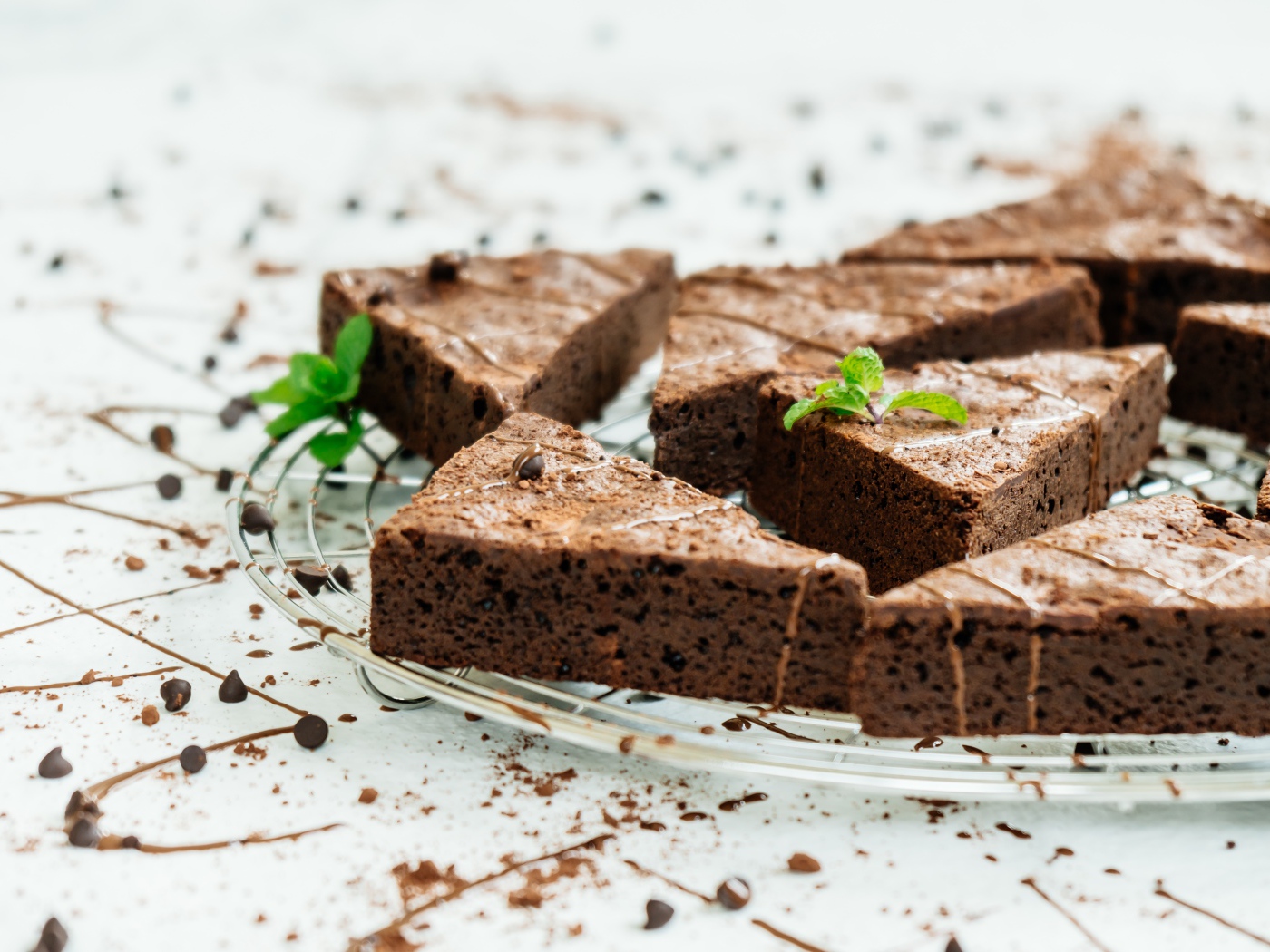 Кусочки аппетитного шоколадного десерта брауни