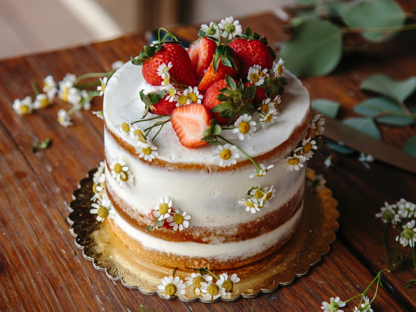 Бисквитный торт с ромашками и ягодами клубники