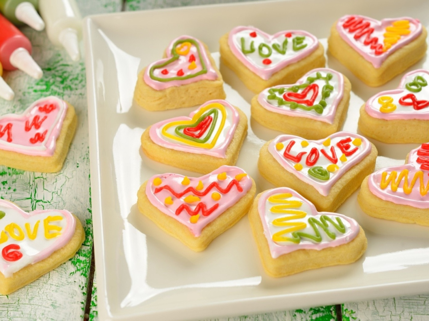 Сладкое печенье в форме сердца с глазурью 