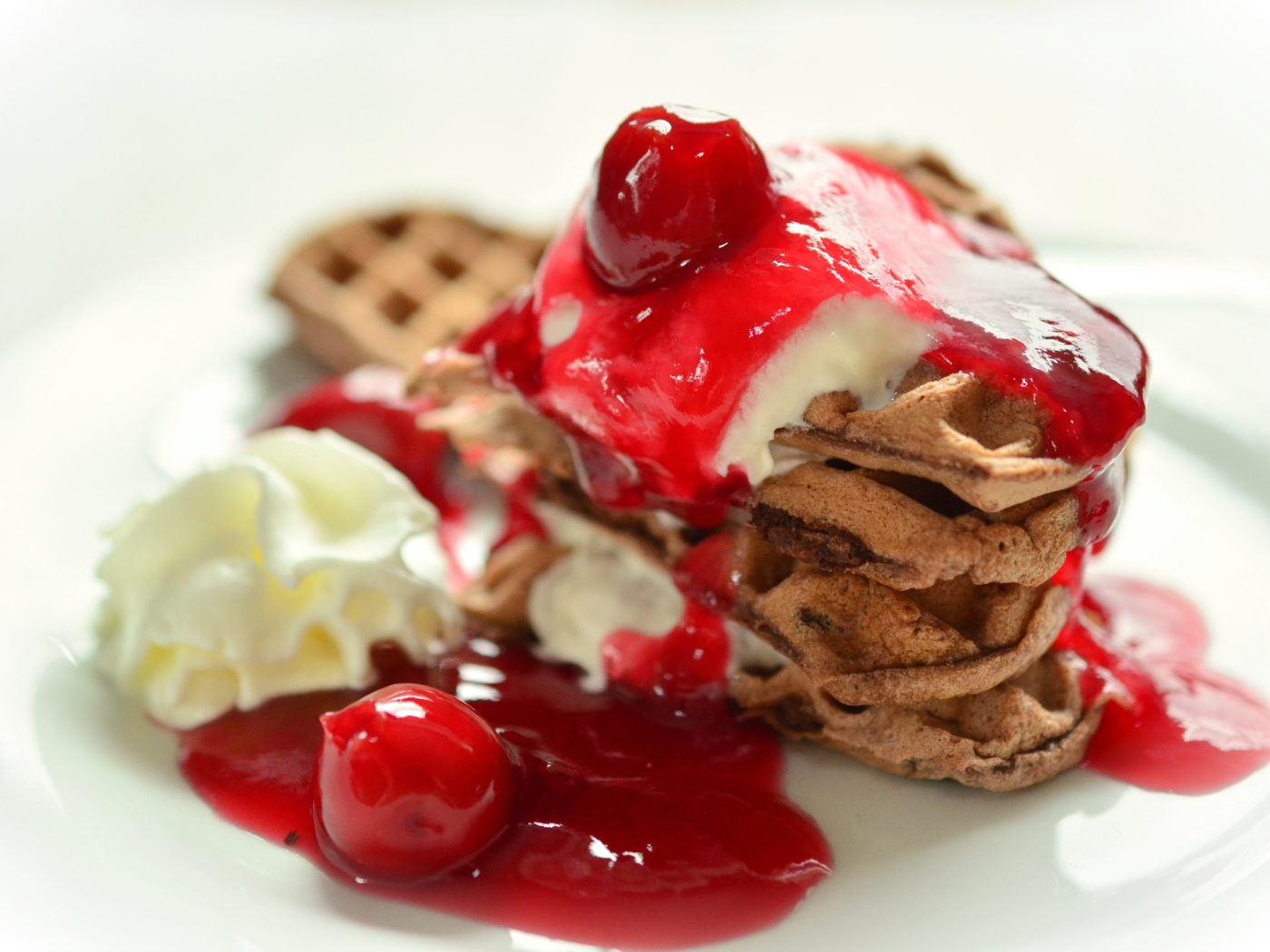 Сладкие вафли с мороженым и джемом на белом фоне