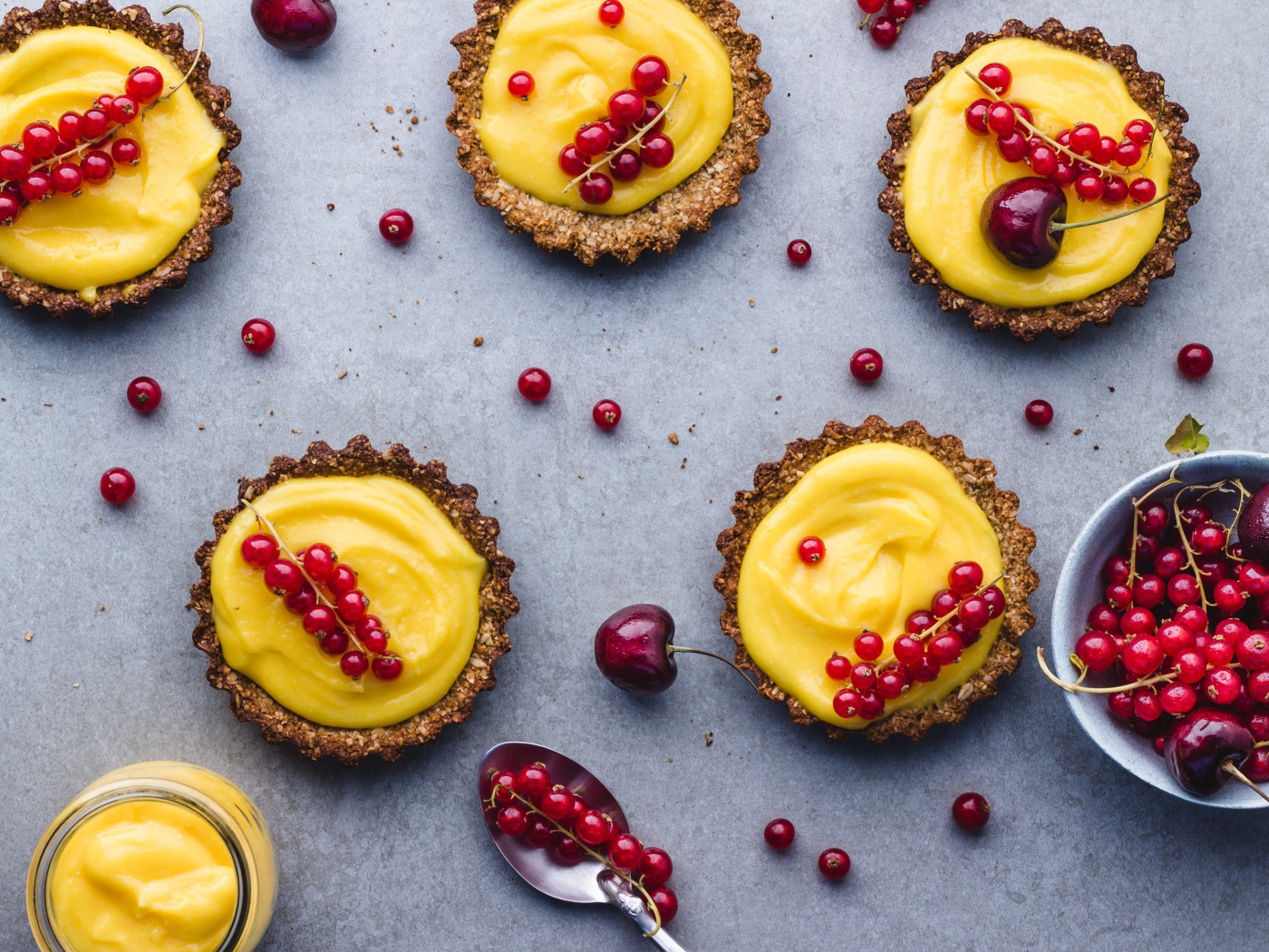 Тарталетки с кремом и ягодами красной смородины 