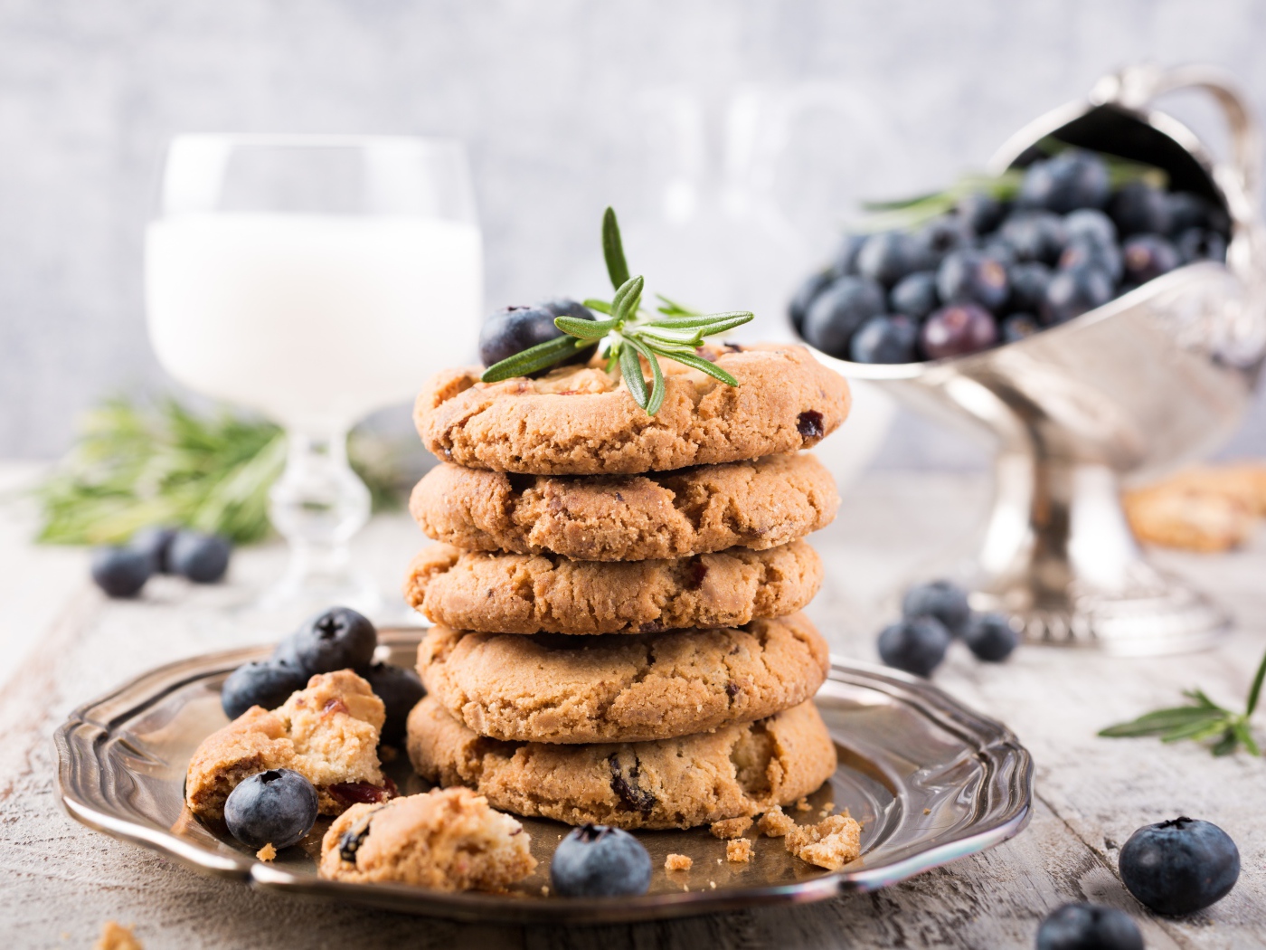 Вкусное печенье на столе с ягодами черники